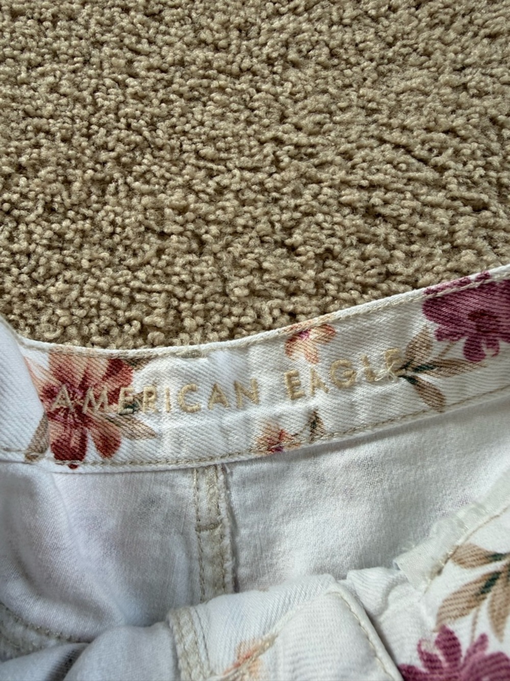 American Eagle White Floral Print Mom  Shorts Size 2 - Picture 7 of 8